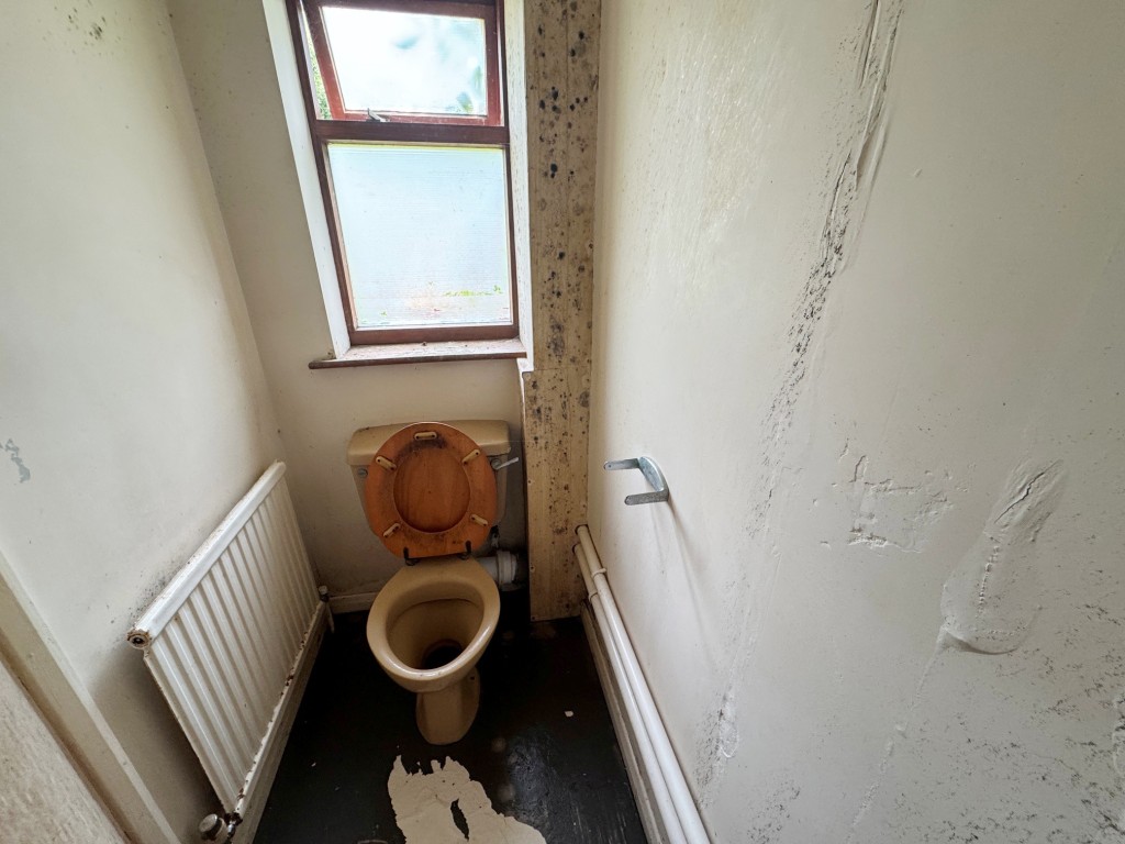 Lot: 147 - DETACHED TWO STOREY DWELLING IN ALMOST ONE ACRE WITH POTENTIAL - W.C.
